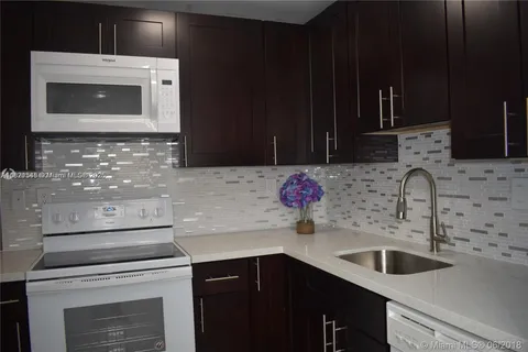 512 Gardens Dr # 202, Pompano Beach FL 33069