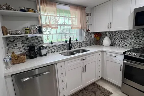 11183 NW 7th St # 104, Miami FL 33172