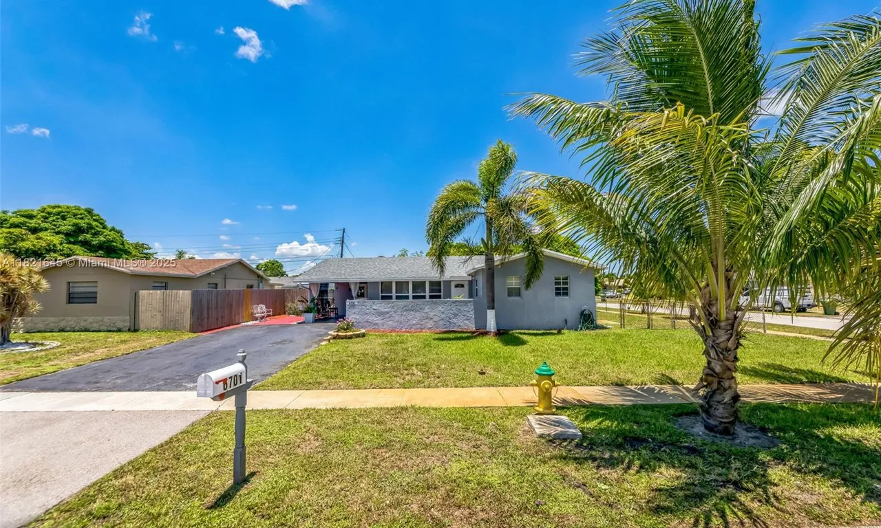 6701 NW 6th St, Margate FL 33063