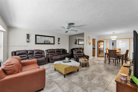6701 NW 6th St, Margate FL 33063