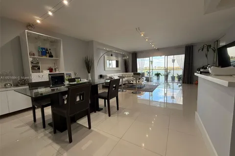 471 Ives Dairy Rd # 3, Miami FL 33179