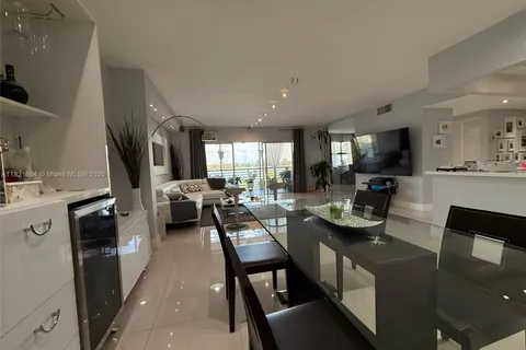 471 Ives Dairy Rd # 3, Miami FL 33179