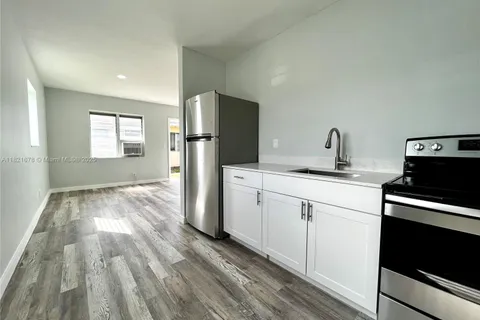 830 NW 7th St # 4, Hallandale Beach FL 33009