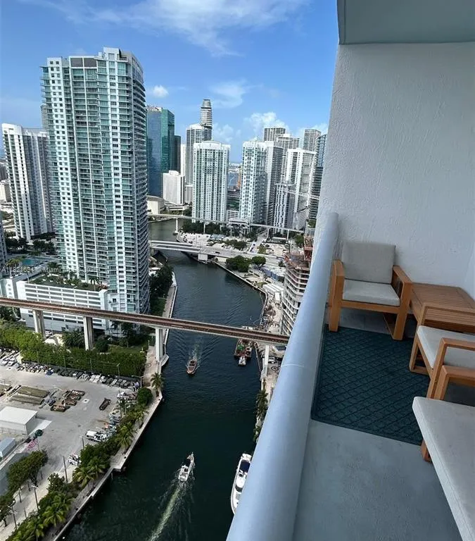 185 SW 7th St # 3701, Miami FL 33130