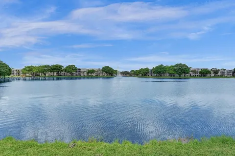1520 Whitehall Dr # 103, Davie FL 33324