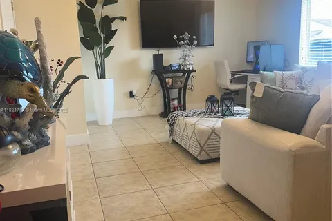 545 W 79th Pl, Hialeah FL 33014