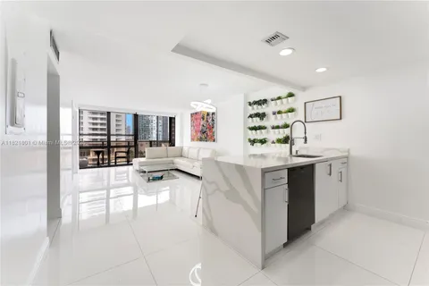 600 NE 36th St # 1111, Miami FL 33137