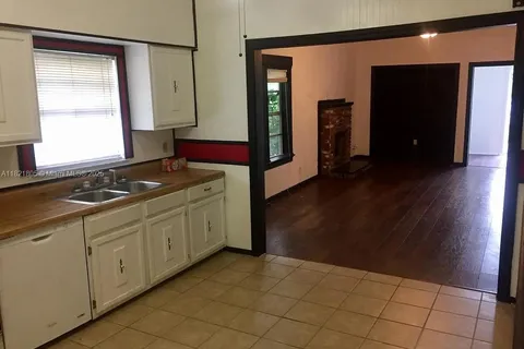 6913 N Highland Ave, Tampa FL 33604
