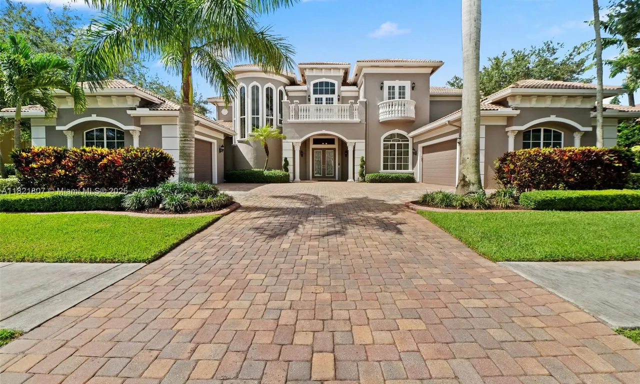 12608 S Stonebrook Cir, Davie FL 33330