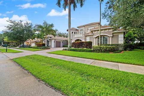 12608 S Stonebrook Cir, Davie FL 33330