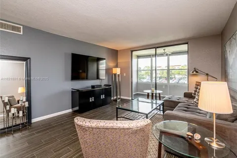 2860 Somerset Dr # 210K, Lauderdale Lakes FL 33311