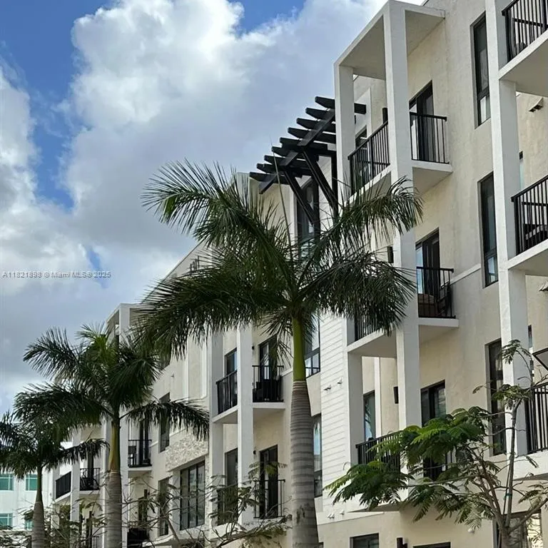 8301 NW 41st St # 204, Doral FL 33166