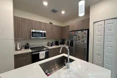 8301 NW 41st St # 204, Doral FL 33166