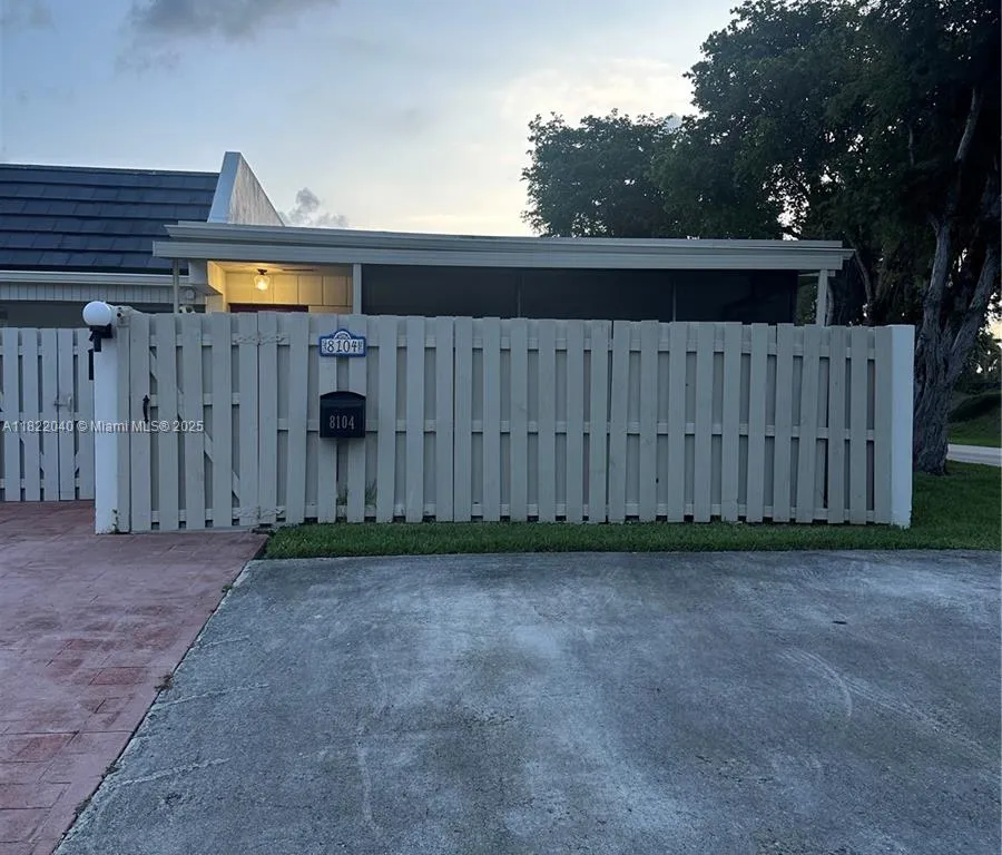 8104 SW 82nd Pl # 8104, Miami FL 33143