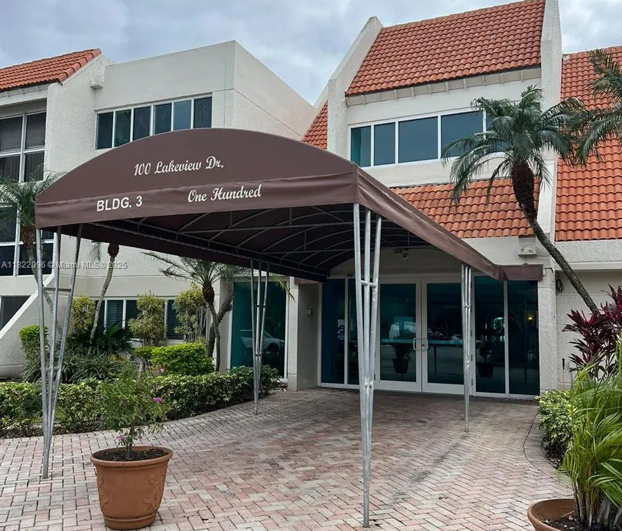 100 Lakeview Dr # 118, Weston FL 33326