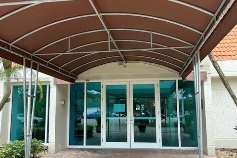 100 Lakeview Dr # 118, Weston FL 33326