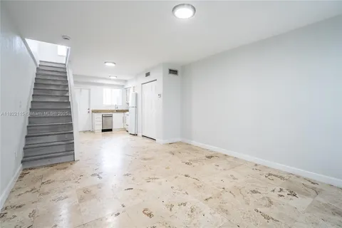 2180 Bay Dr # 4A, Miami Beach FL 33141