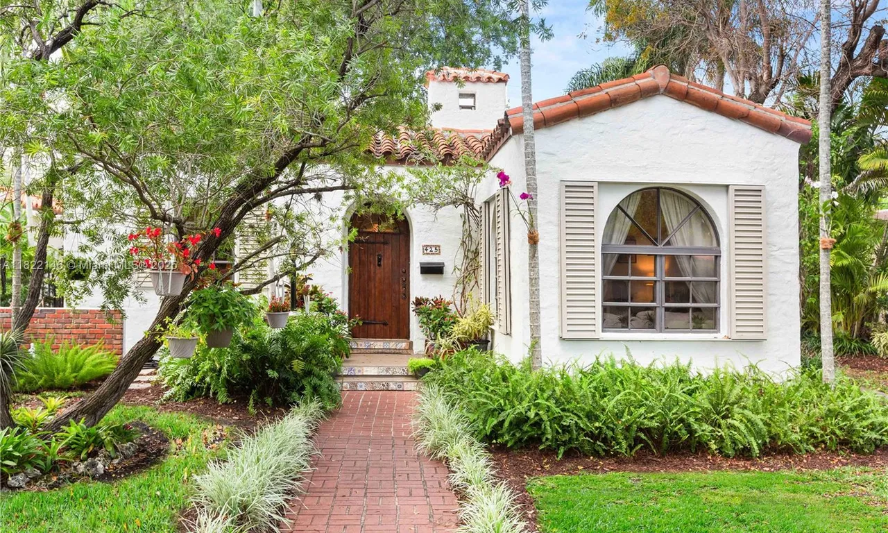 425 Cadagua Ave, Coral Gables FL 33146