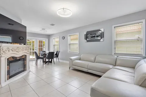 19257 NW 14th St, Pembroke Pines FL 33029