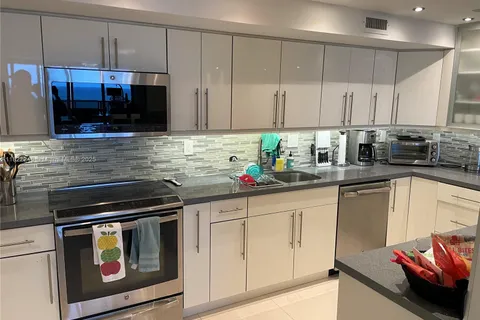 6039 Collins Ave # 1525, Miami Beach FL 33140