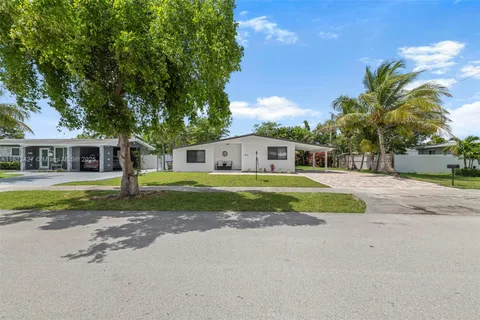 9520 Holiday Rd, Cutler Bay FL 33157