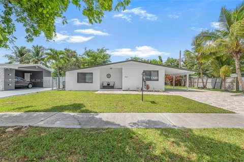 9520 Holiday Rd, Cutler Bay FL 33157
