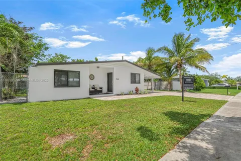 9520 Holiday Rd, Cutler Bay FL 33157