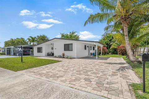 9520 Holiday Rd, Cutler Bay FL 33157