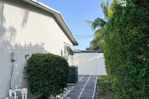 1010 NE 24th St, Pompano Beach FL 33064