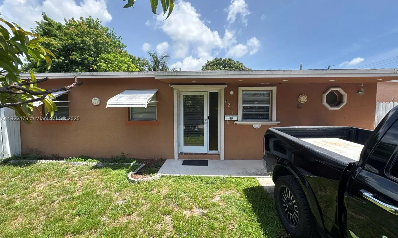 6211 SW 9th Pl, North Lauderdale FL 33068