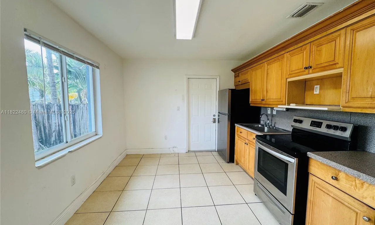 2540 NE 181st St # 1, North Miami Beach FL 33160