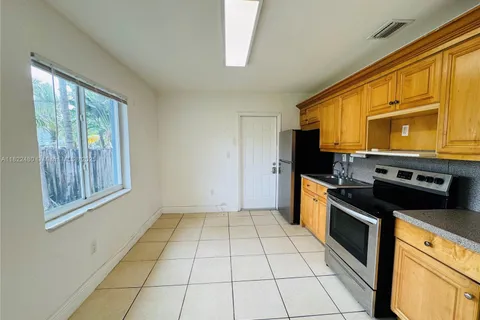 2540 NE 181st St # 1, North Miami Beach FL 33160