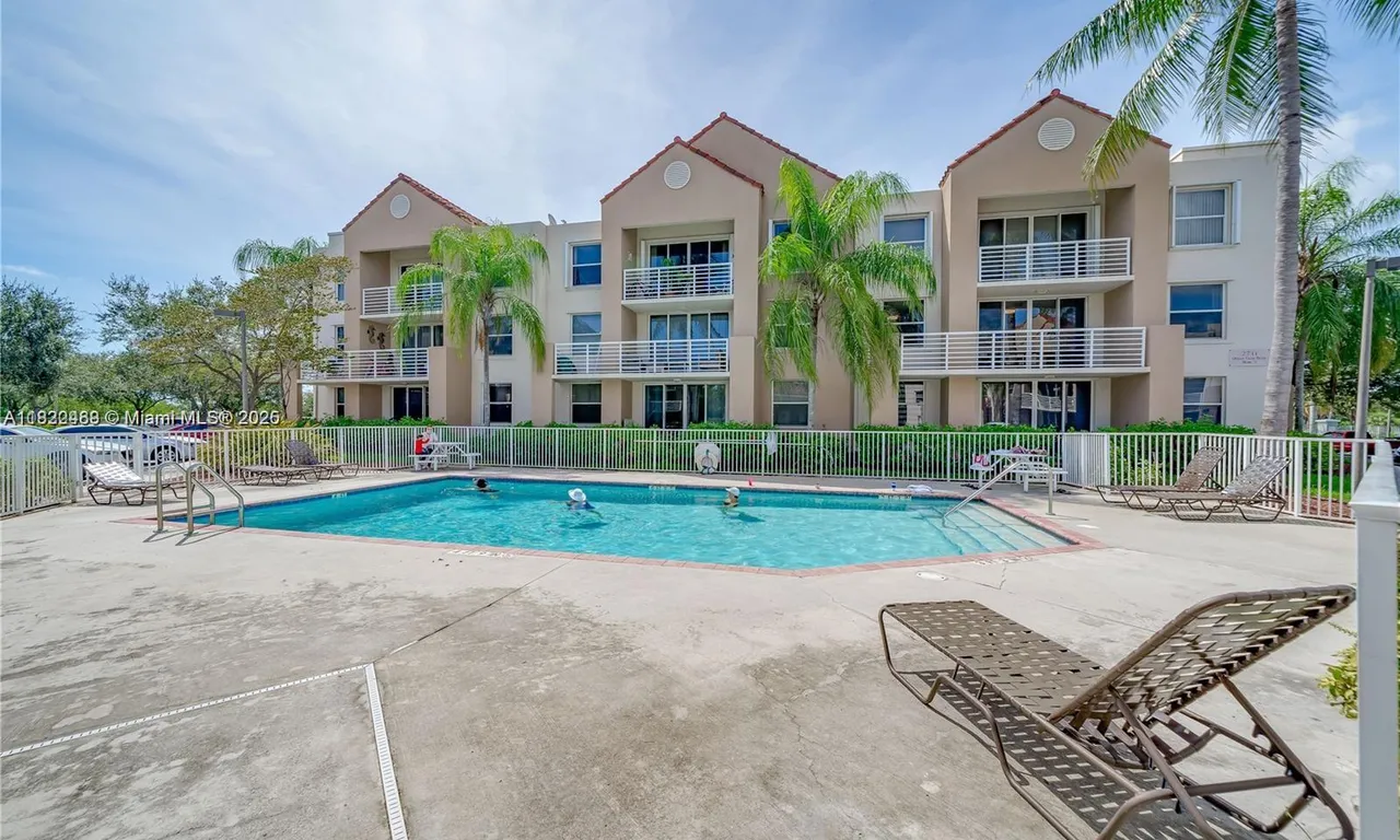 2711 Ocean Club Blvd # 207, Hollywood FL 33019