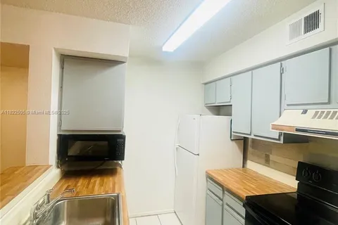 2736 S University Dr # 1102, Davie FL 33328