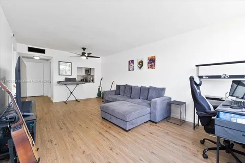 9481 Evergreen Pl # 206, Davie FL 33324
