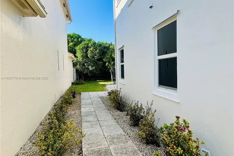 18961 NW 22nd St, Pembroke Pines FL 33029