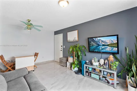 7915 Harding Ave # 4, Miami Beach FL 33141