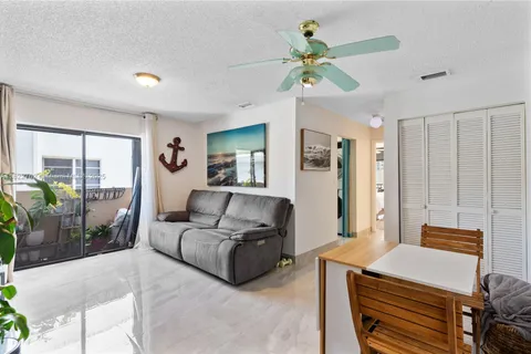 7915 Harding Ave # 4, Miami Beach FL 33141