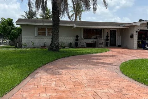 8230 NW 15th St, Pembroke Pines FL 33024