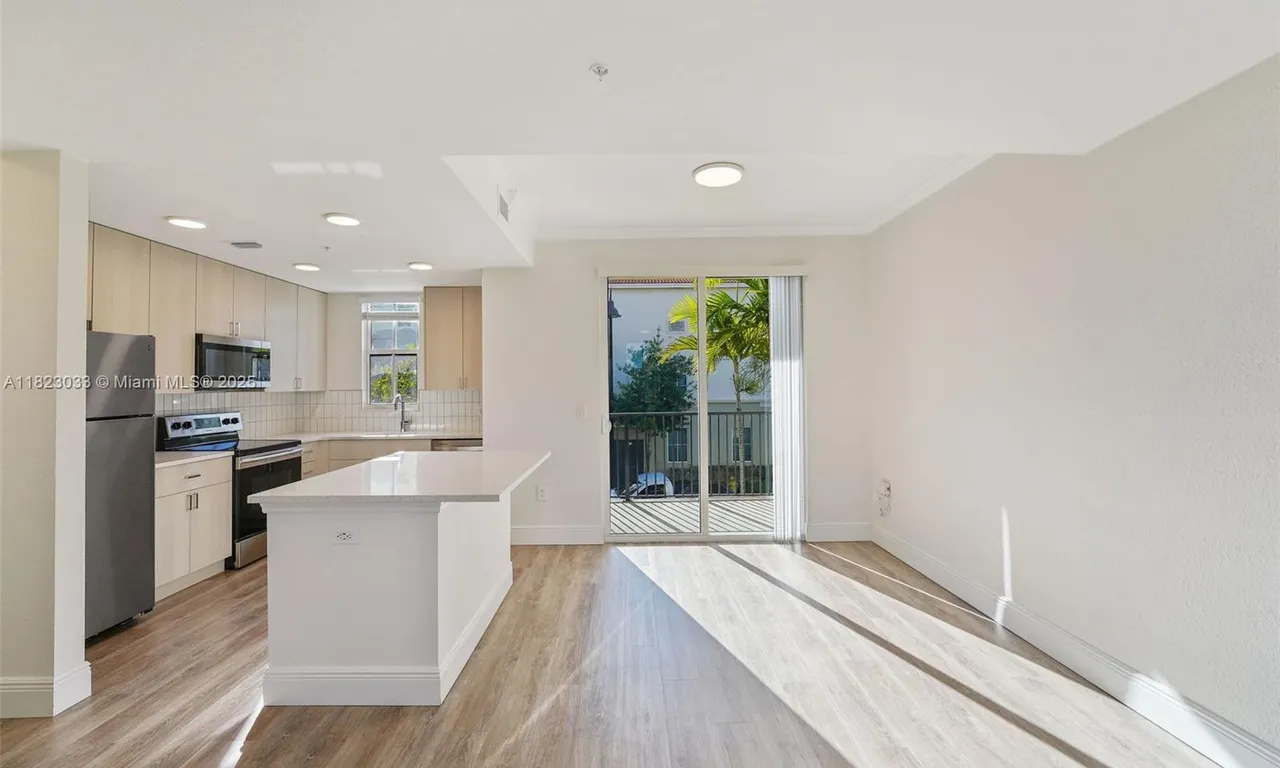 10170 SW 7th St # 103, Pembroke Pines FL 33025