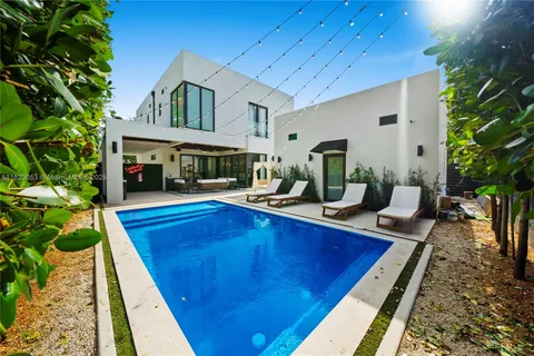 550 NW 42nd St, Miami FL 33127