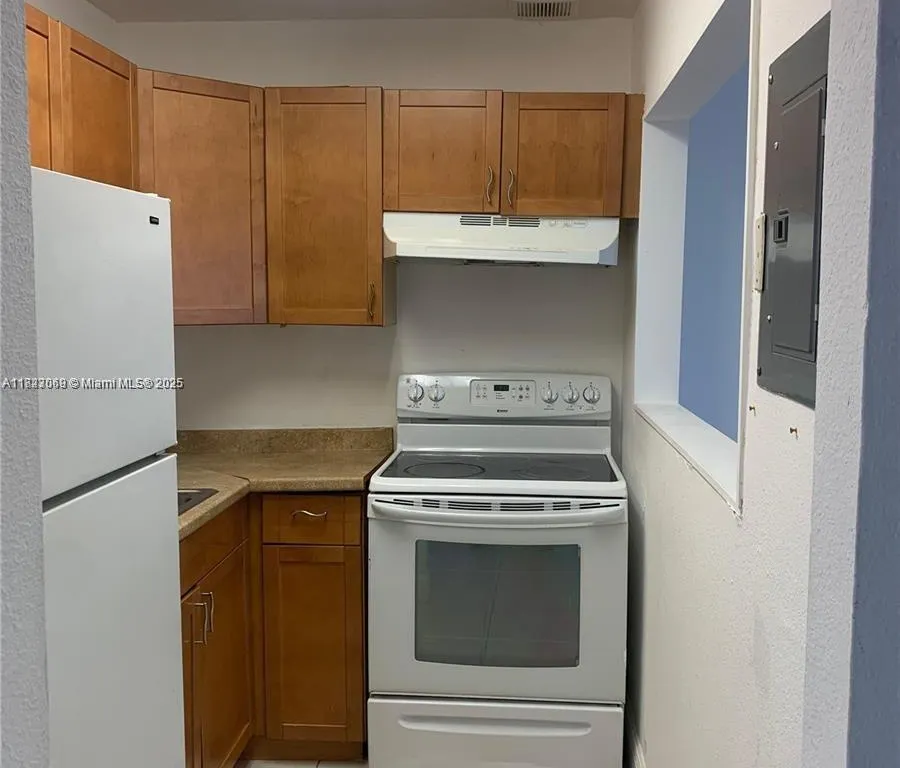 241 SE 9th Ave # 106, Pompano Beach FL 33060