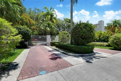 6670 SW 69th Ln, South Miami FL 33143