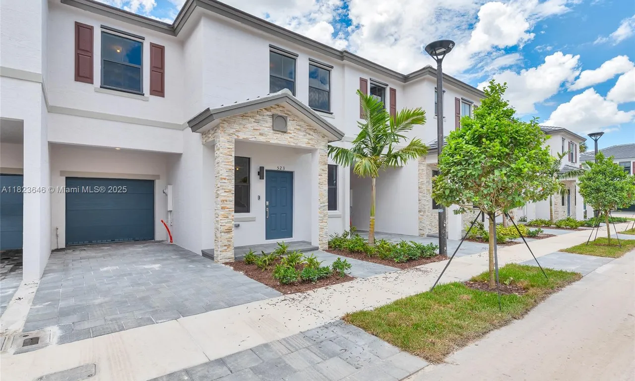 523 SW 19th Ter, Fort Lauderdale FL 33312