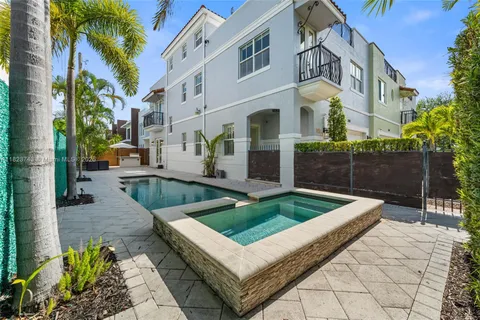 2515 NE 18th St, Fort Lauderdale FL 33305