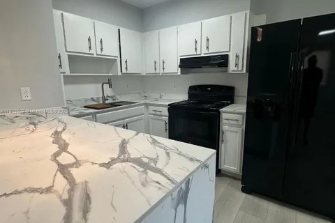 1100 NE 2nd St # 2, Hallandale Beach FL 33009