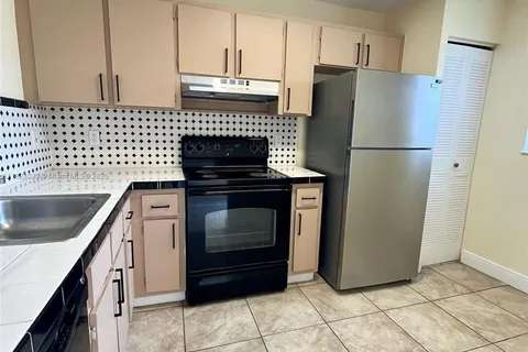 20800 NE 8th Ct # 17, Miami FL 33179