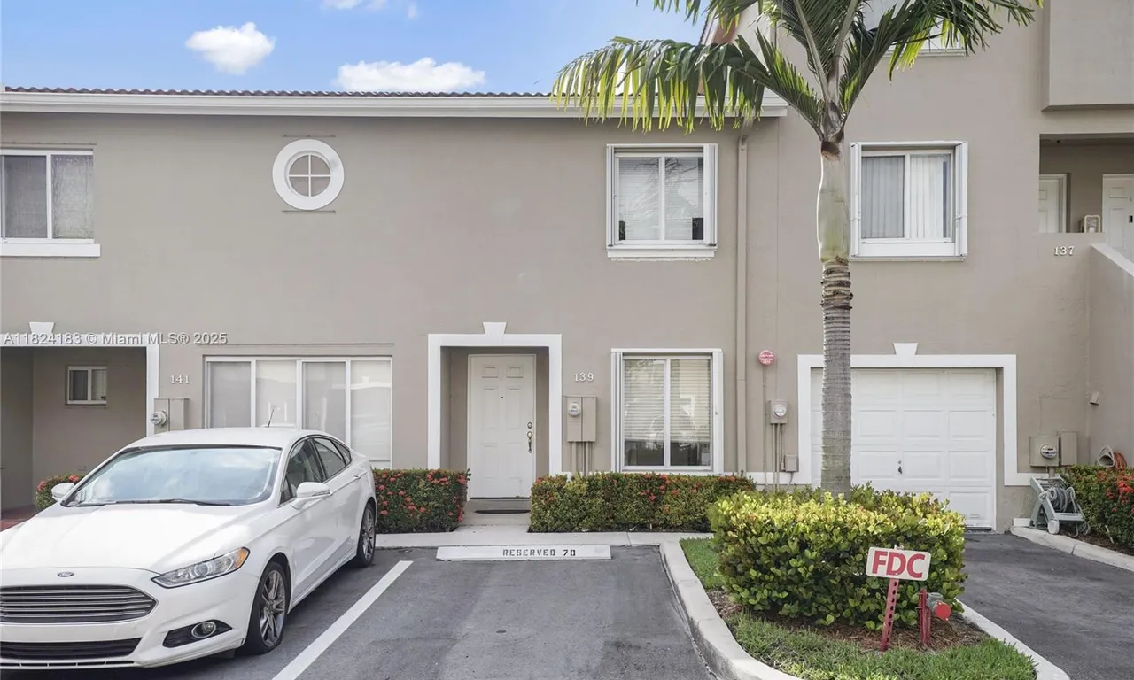 139 Riviera Cir # 8, Weston FL 33326