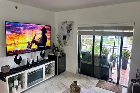 9340 Fontainebleau Blvd # 313, Miami FL 33172