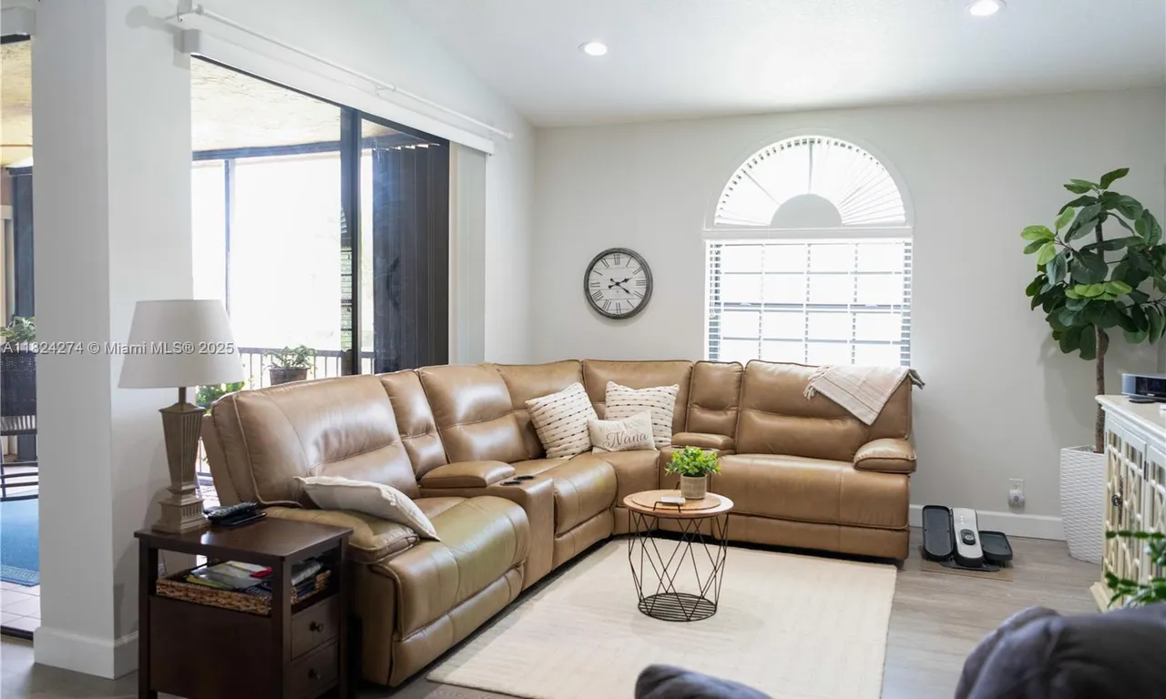 10631 NW 14th St # 212, Plantation FL 33322